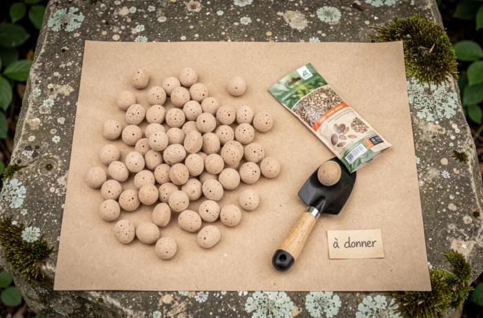 Vue du dessus de billes d'argile propres prêtes à être données avec une étiquette artisanale sur une table en pierre